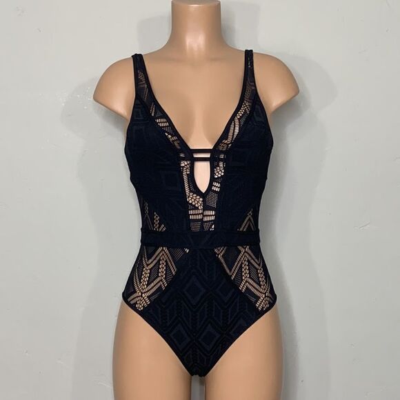 BECCA Keyhole plunge crochet swimsuit. NWT - Picture 6 of 13
